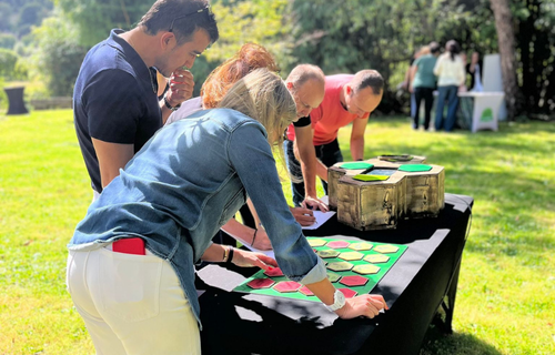 Groupe de personnes faisant une activité en plein air
