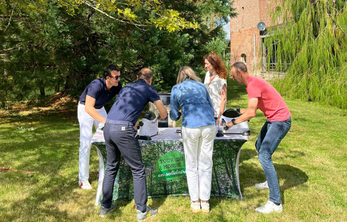 Groupe de personnes faisant une activité en plein air