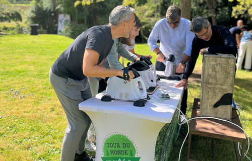 Groupe de personnes faisant une activité écologique en plein air