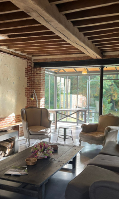 Intérieur d'un manoir, fauteuils et table basse