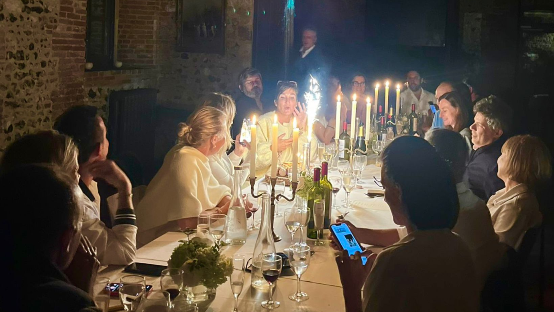 dîner d'entreprise pendant le dessert