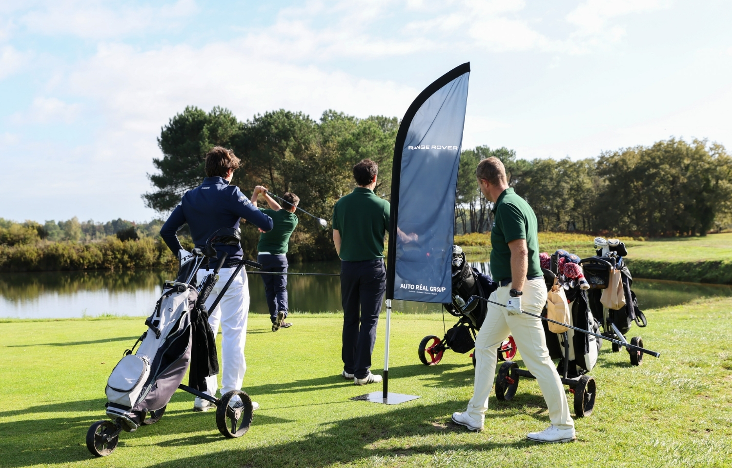 Equipe de golfeur en pleine compétition avec leur chariot