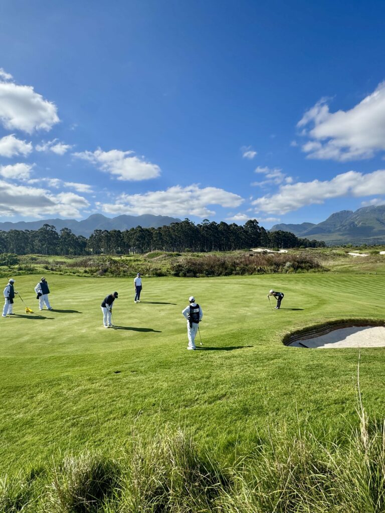 Vue panoramique d'un groupe de golfeurs sur un green