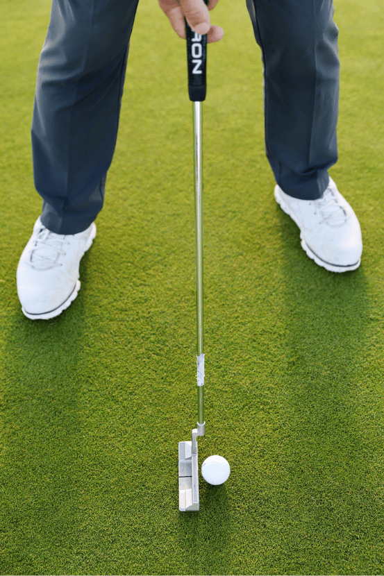 Golfeur qui se prépare sur le green