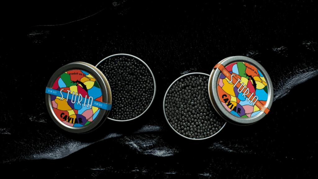 Deux boîtes de caviar Sturi ouvertes