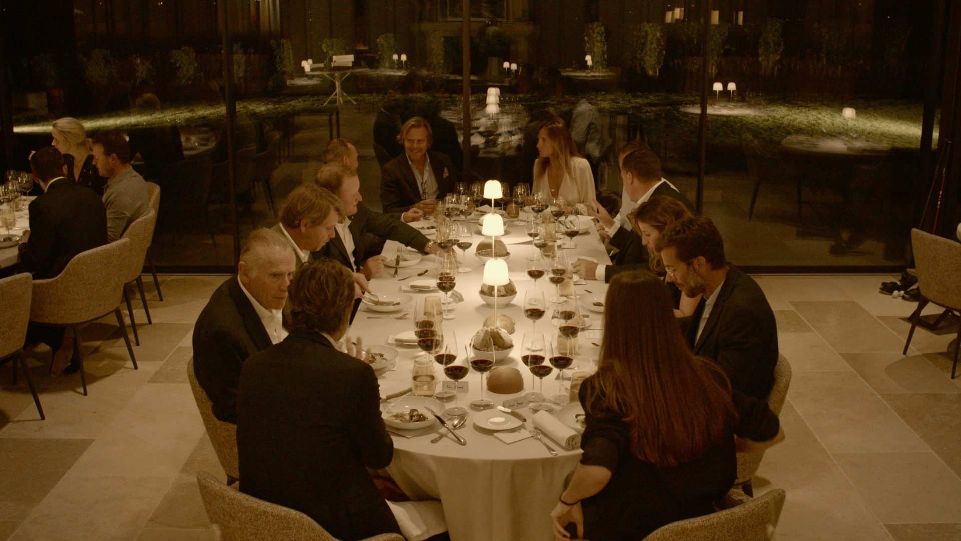 table durant un Dîner avec dégustation de vin
