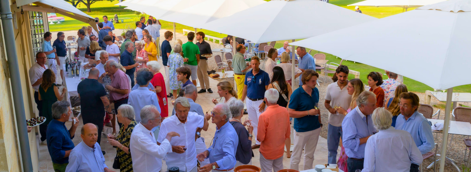 Foule qui déguste un dîner en plein air à la coupe roche bobois au Golf Bordelais